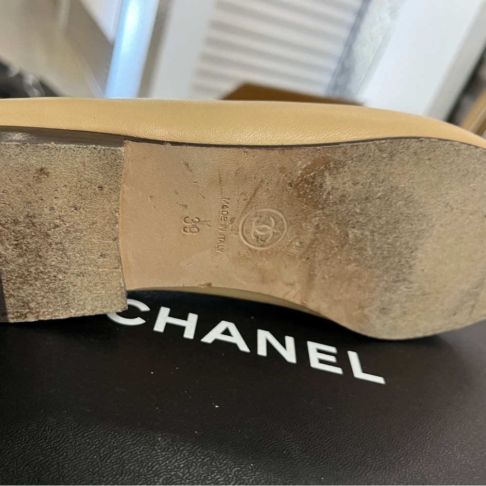 CHANEL Beige and Black Leather Cap-Toe Ballet Flats - Picture 4 of 11